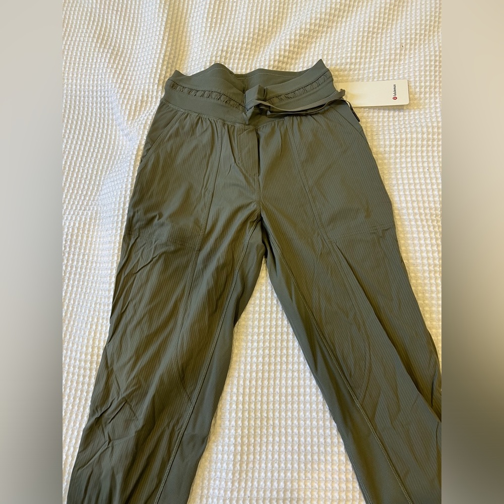 NWT. Dance studio crop lululemon